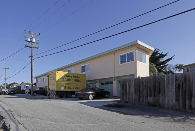 1252 Circle Ave in Seaside, CA - Foto de edificio - Building Photo