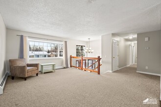 2913 Sunflower St, Unit A in Anchorage, AK - Foto de edificio - Building Photo