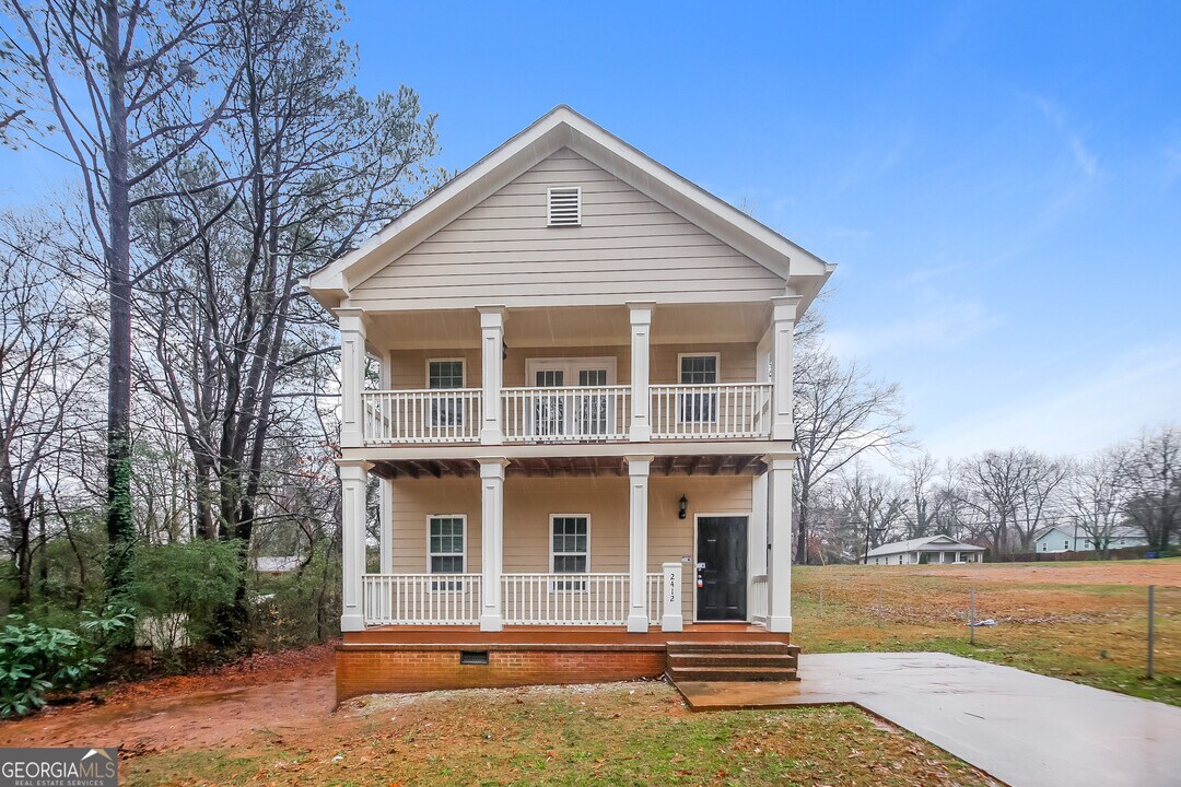 2412 Lakewood Ave SW in Atlanta, GA - Building Photo