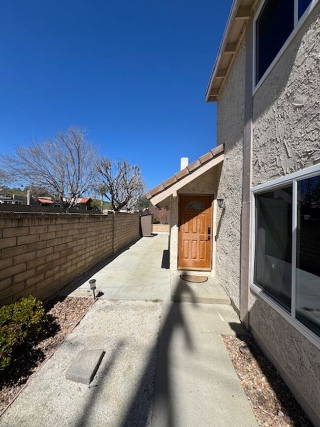 22813 Rio Clara Dr in Santa Clarita, CA - Building Photo - Building Photo