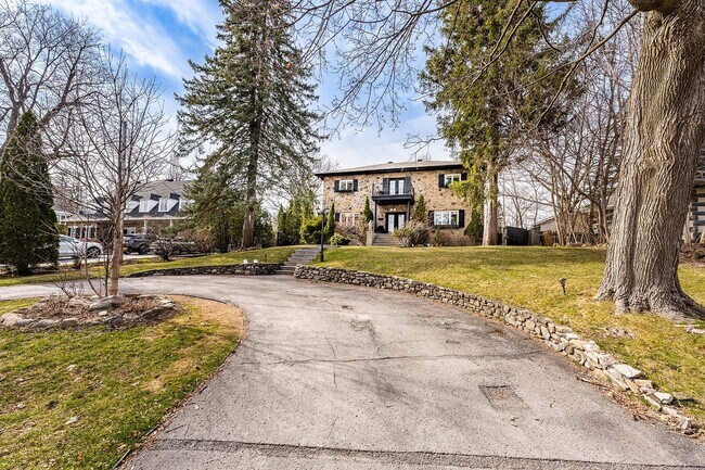 18 Cr East Gables in Beaconsfield, QC - Building Photo - Building Photo