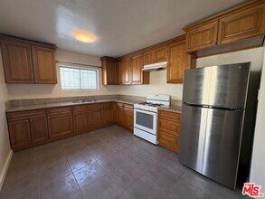 806 N Hobart Blvd in Los Angeles, CA - Building Photo - Building Photo