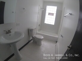 111 E 57th St in Chicago, IL - Building Photo