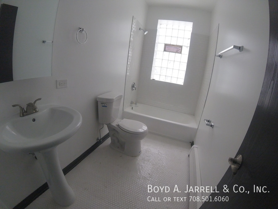 111 E 57th St in Chicago, IL - Building Photo