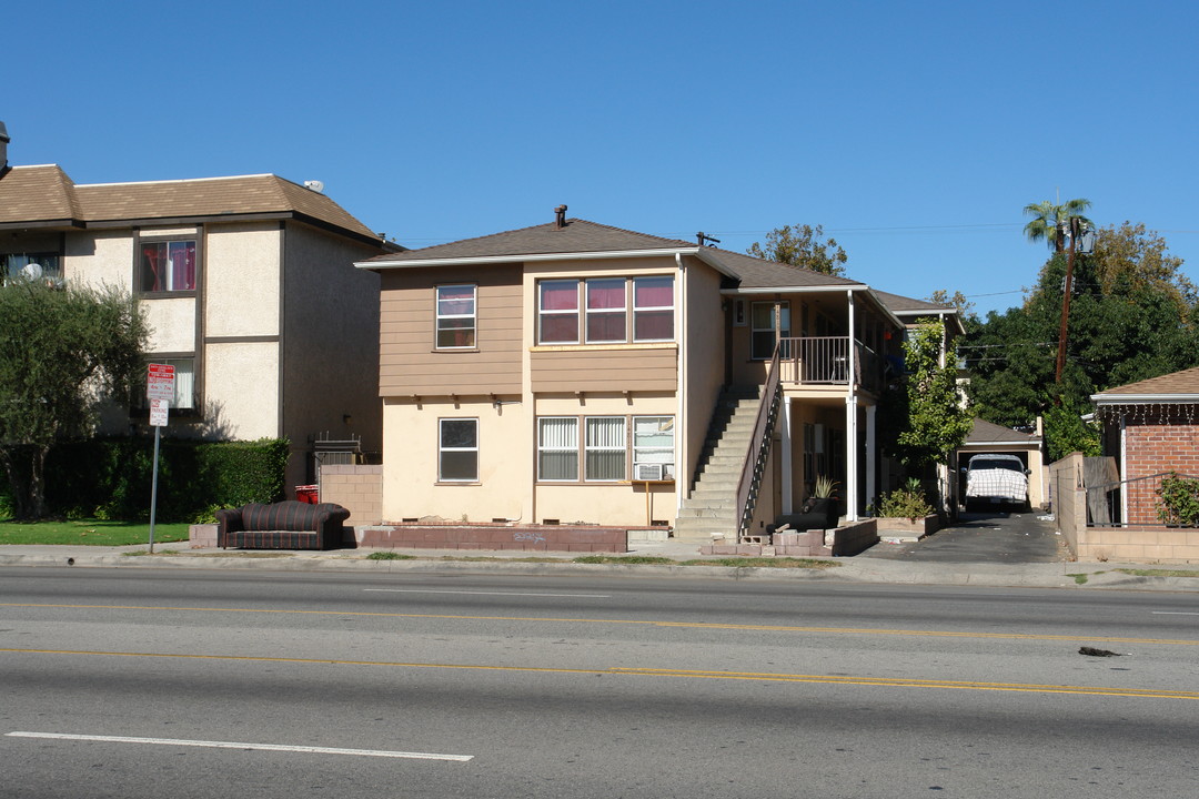 14811 Victory Blvd in Van Nuys, CA - Building Photo