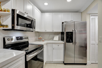 535 Oaks Dr in Pompano Beach, FL - Foto de edificio - Building Photo