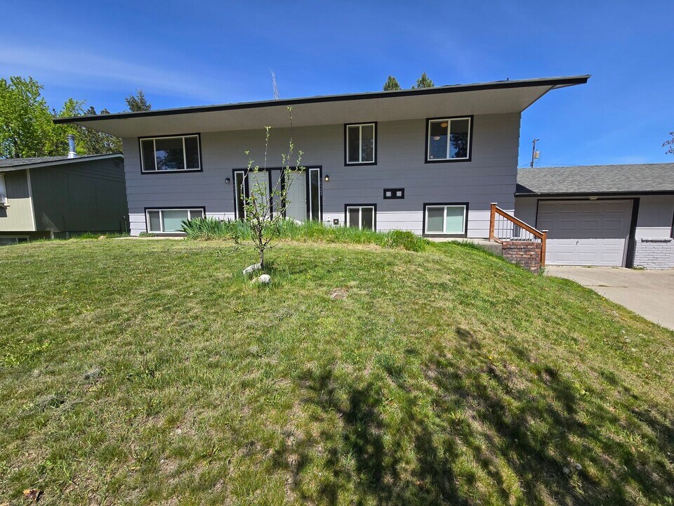10921-10923 E 16th Ave in Spokane Valley, WA - Building Photo