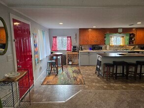 5219 Noon Rd in Bellingham, WA - Foto de edificio - Building Photo