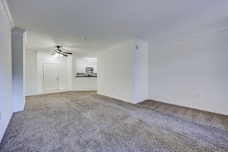 3334 Peachtree Rd NE, Unit Apt 302 in Atlanta, GA - Foto de edificio - Building Photo