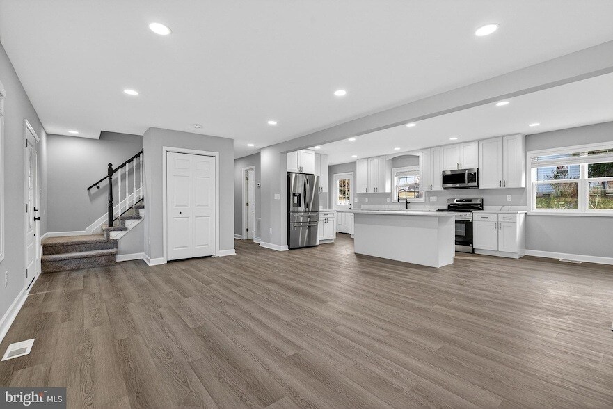 2403 Kingsway Rd in Fort Washington, MD - Building Photo