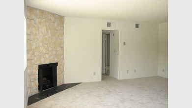 Tarzana Casa in Tarzana, CA - Building Photo - Building Photo