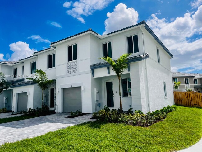 720 SE 13th St Cir in Homestead, FL - Building Photo - Building Photo