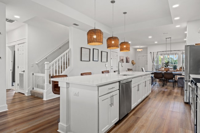 1007 W 10th Ct