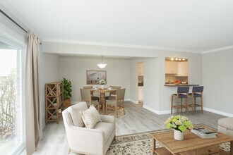 4250 W Lake Ave in Glenview, IL - Building Photo - Building Photo