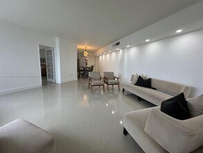 999 Brickell Bay Dr in Miami, FL - Building Photo - Building Photo