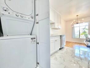 11953 Rochester Ave in Los Angeles, CA - Building Photo - Building Photo