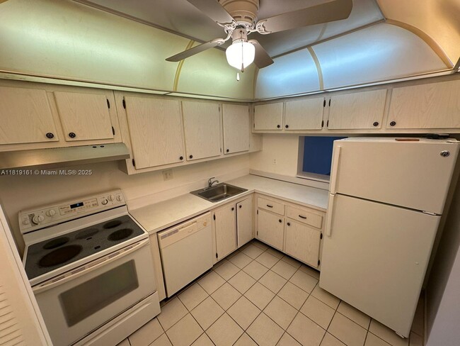 8000 Fairview Dr in Tamarac, FL - Building Photo - Building Photo
