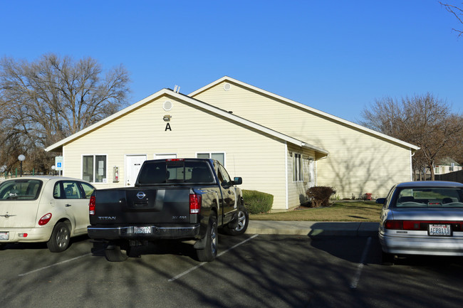 Sandalwood Apartments in Toppenish, WA - Foto de edificio - Building Photo