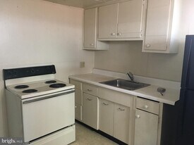 129 E High St in Pottstown, PA - Building Photo