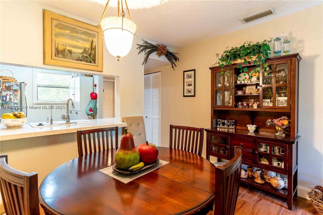 15805 W Waterside Cir in Sunrise, FL - Building Photo