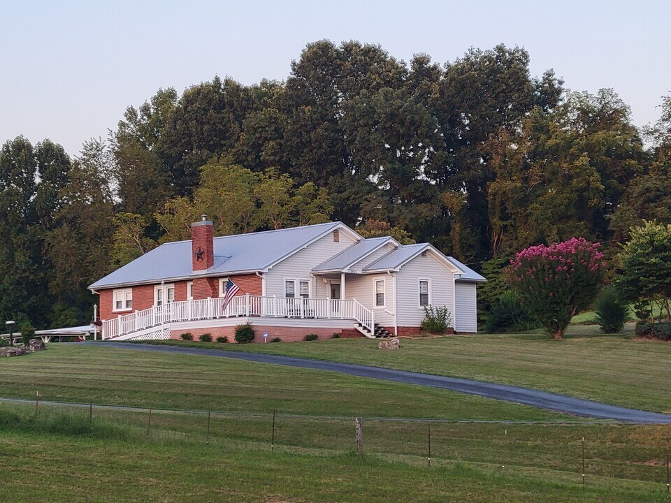 5855 Erwin Hwy in Chuckey, TN - Foto de edificio
