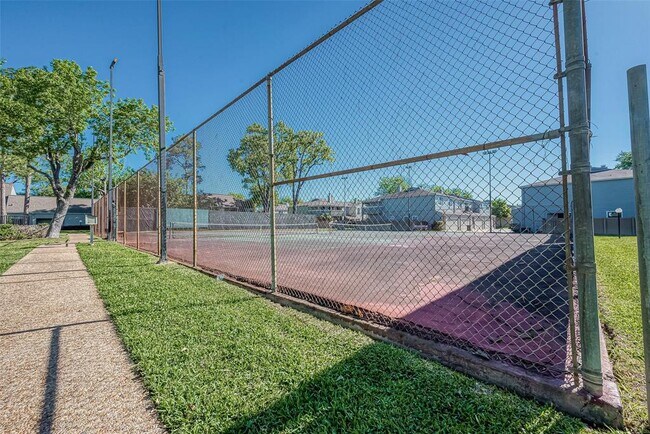 2379 Briarwest Blvd in Houston, TX - Building Photo - Building Photo