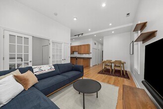 1064 N Milwaukee Ave in Chicago, IL - Building Photo - Building Photo