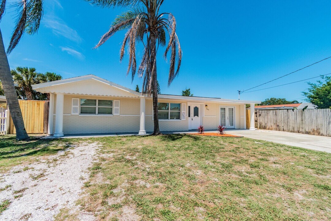 8839 Chilton Dr in Port Richey, FL - Building Photo