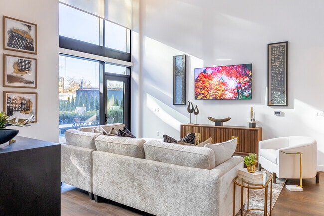 Birmingham Pointe in Birmingham, MI - Building Photo - Interior Photo