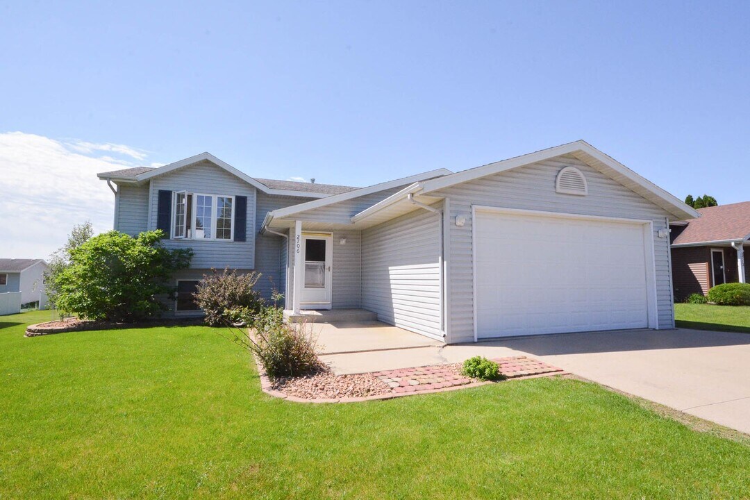 2706 62nd St NW in Rochester, MN - Building Photo