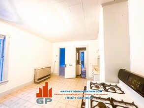 2 Harrington Ave, Unit 3 in Barre, VT - Foto de edificio - Building Photo