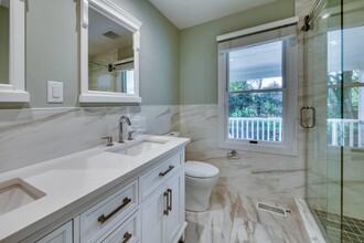 716 Montauk Hwy in East Quogue, NY - Building Photo - Building Photo
