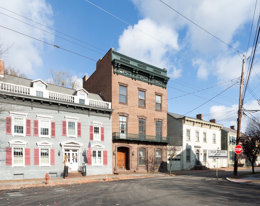 21 Front St in Schenectady, NY - Building Photo