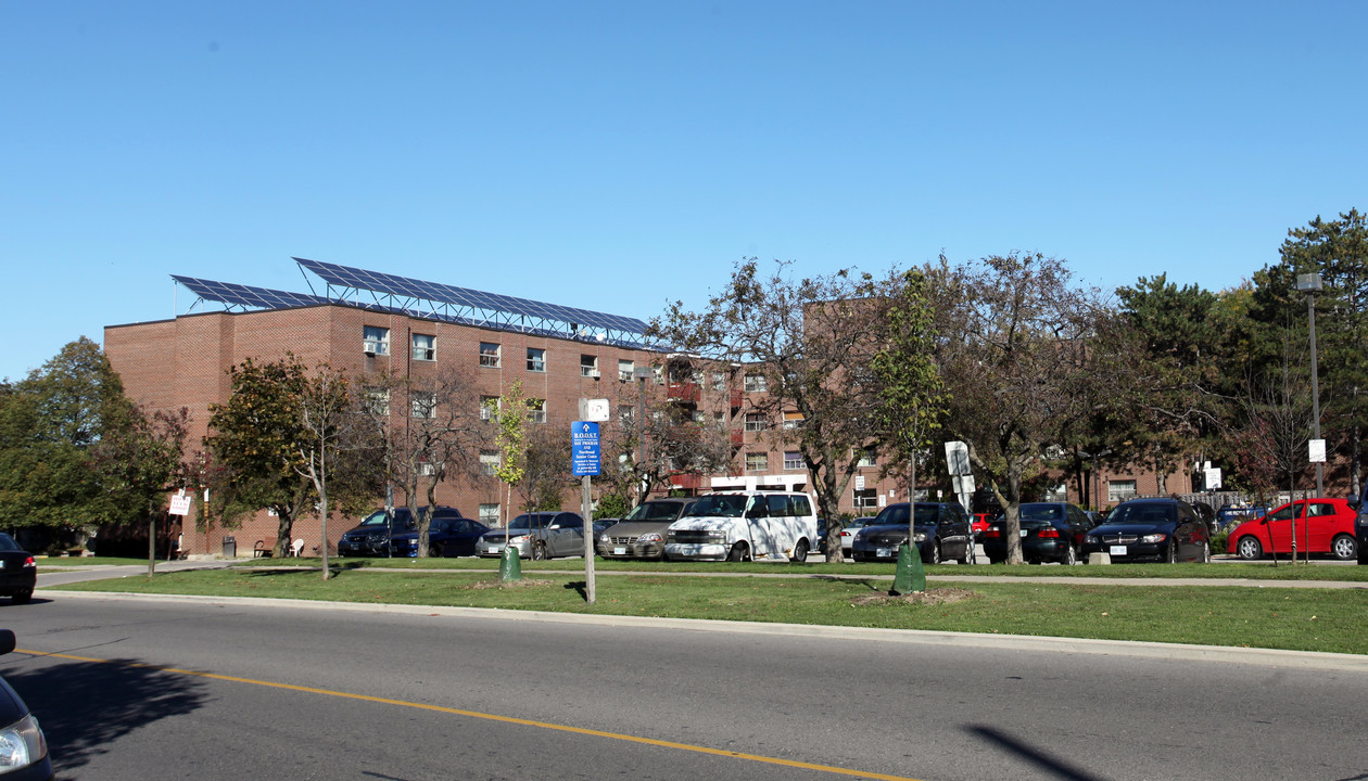 Arleta Manor in Toronto, ON - Building Photo