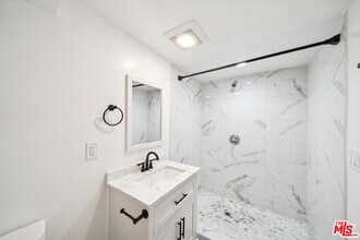 1267 Vin Scully Ave in Los Angeles, CA - Foto de edificio - Building Photo