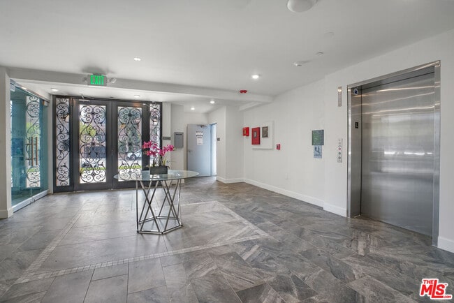1832 S Barrington Ave in Los Angeles, CA - Building Photo - Building Photo