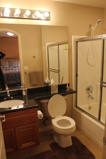 Village Walk in San Diego, CA - Foto de edificio - Building Photo