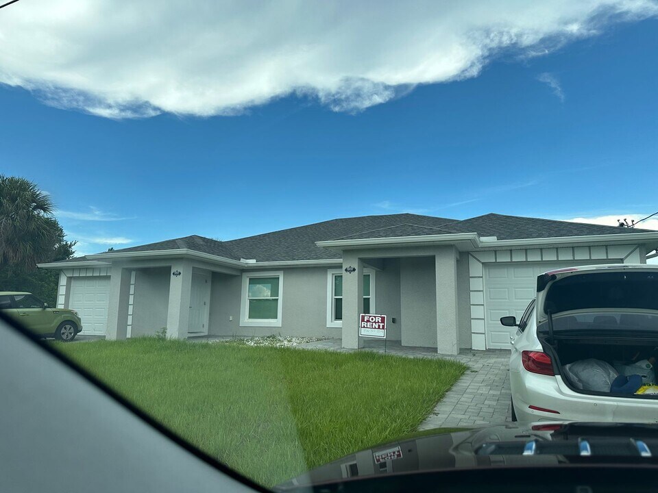 856-858 Milwaukee Blvd in Lehigh Acres, FL - Building Photo