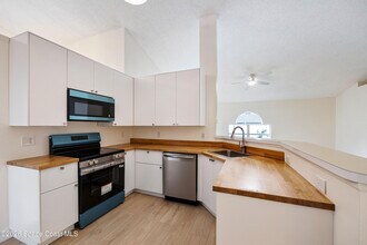 320 Wisteria Ave NW in Palm Bay, FL - Building Photo - Building Photo