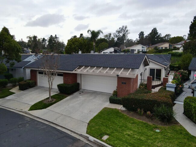 1228 Via Viento Suave in San Marcos, CA - Foto de edificio - Building Photo