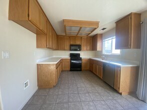 1706 Shay Way in Yuba City, CA - Building Photo - Building Photo