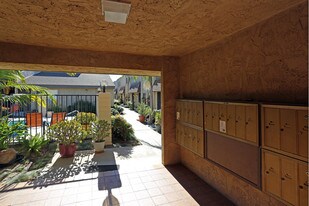 Cinnamon Apartments in Carlsbad, CA - Foto de edificio - Building Photo