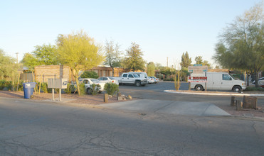 Blacklidge Court in Tucson, AZ - Foto de edificio - Building Photo