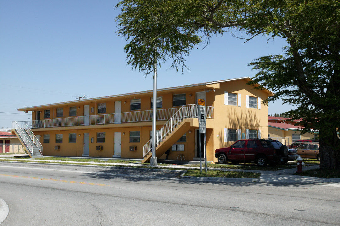 93 W 27th St in Hialeah, FL - Building Photo