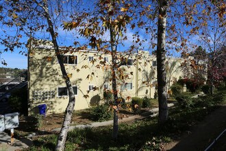 Clemmens Lane Apartments in Fallbrook, CA - Foto de edificio - Building Photo