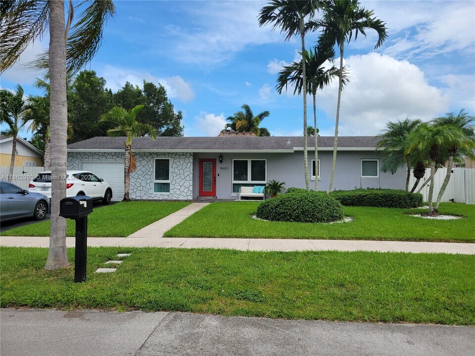 18483 SW 89th Pl in Miami, FL - Building Photo
