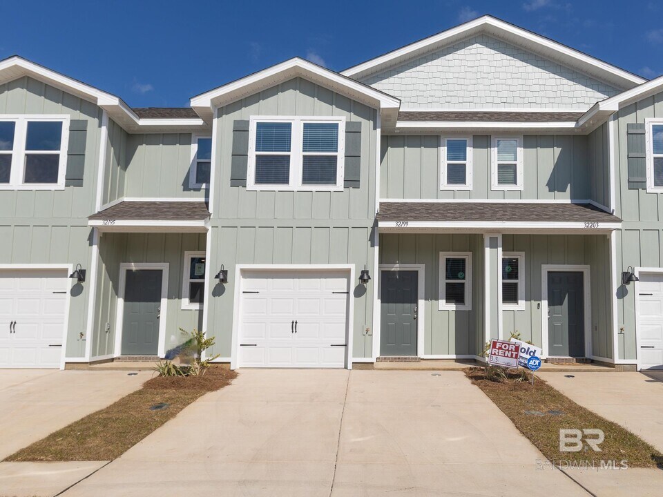 32199 Emancipation Cir in Spanish Fort, AL - Building Photo