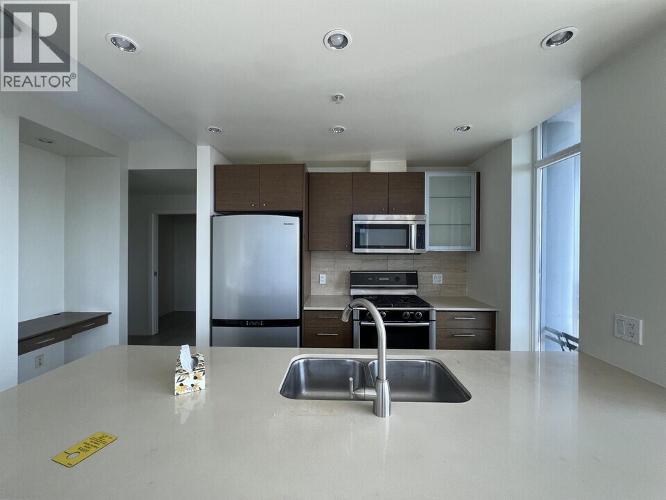 7373 Westminster Hwy in Richmond, BC - Building Photo
