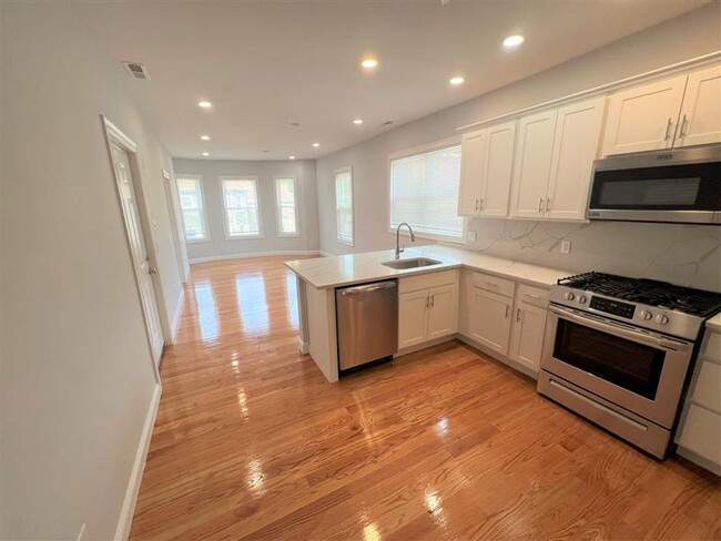 122 Cross St, Unit #4 in Somerville, MA - Foto de edificio - Building Photo