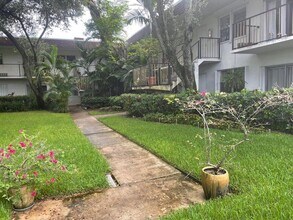 2324 Van Buren St in Hollywood, FL - Building Photo - Building Photo